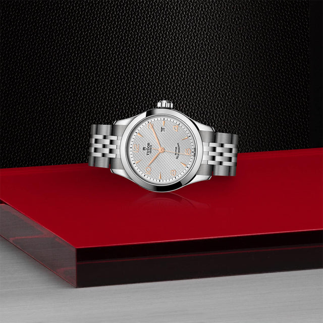 TUDOR 1926 M91350 0001 Layingdown