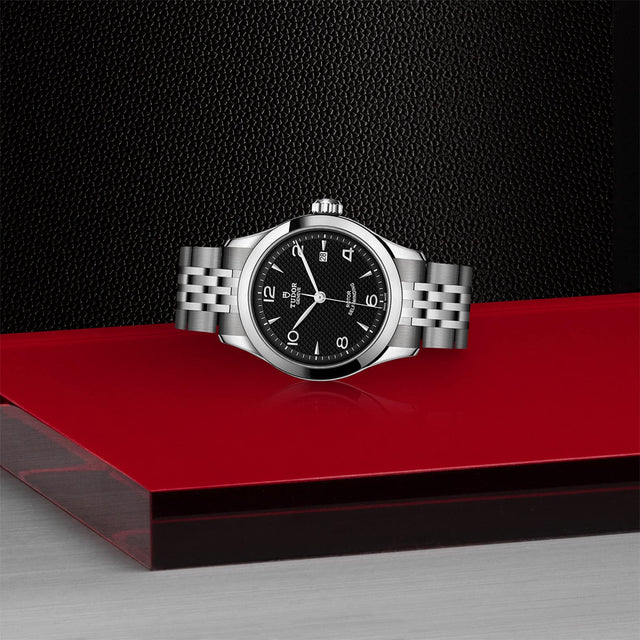 TUDOR 1926 M91350 0002 Layingdown