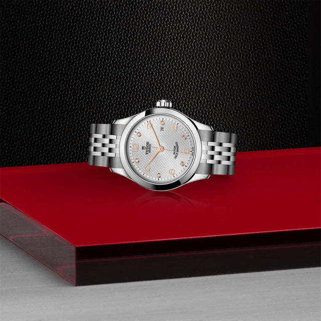 TUDOR 1926 M91350 0003 Layingdown