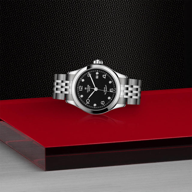 TUDOR 1926 M91350 0004 Layingdown