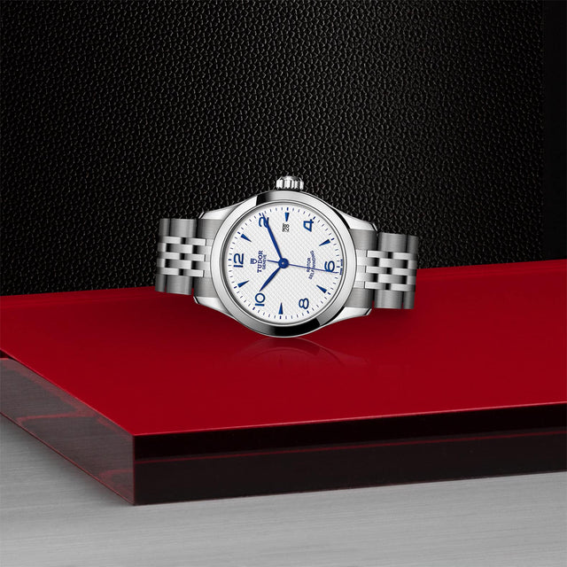 TUDOR 1926 M91350 0005 Layingdown