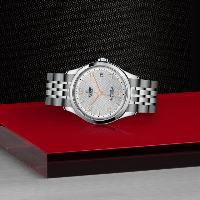 TUDOR 1926 M91450 0001 Layingdown