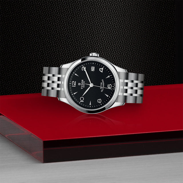 TUDOR 1926 M91450 0002 Layingdown