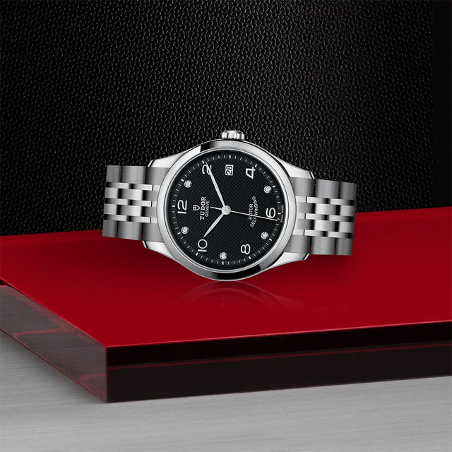 TUDOR 1926 M91450 0004 Layingdown