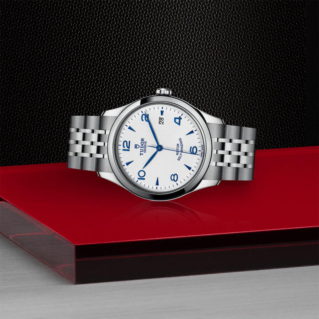 TUDOR 1926 M91550 0005 Layingdown