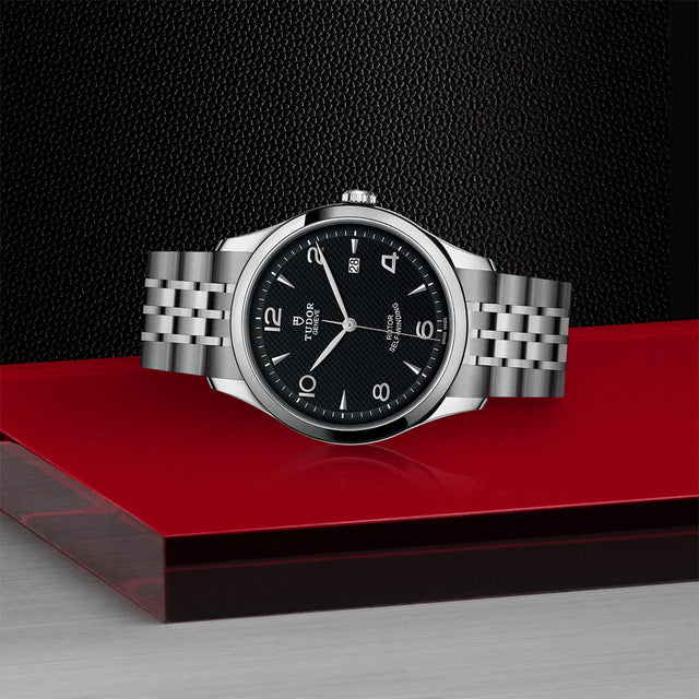 TUDOR 1926 M91650 0002 Layingdown