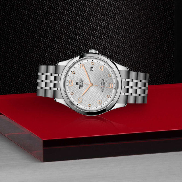 TUDOR 1926 M91650 0003 Layingdown