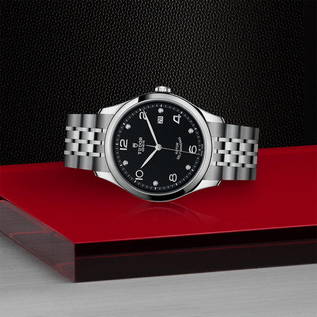 TUDOR 1926 M91650 0004 Layingdown